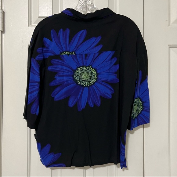 LAST CHANCE 💙 NWT Quicksilver Medium Button Up Top 💙 - Picture 2 of 3